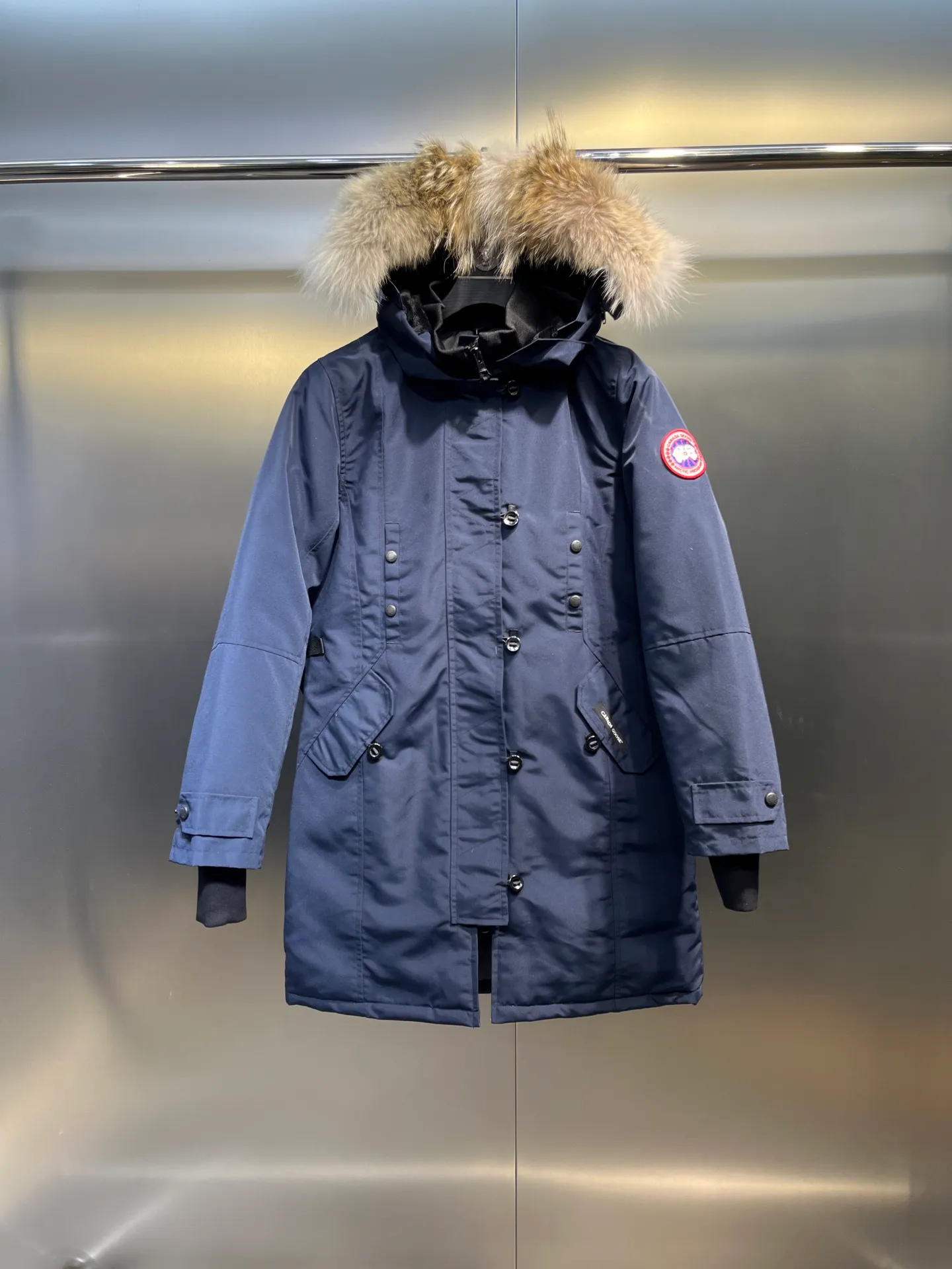 P860 🇨🇦🇨🇦CANADA GOOSE 12 women's models, factory direct supply: supplying global purchasing agents, micro-businesses, entities, Tmall, high-end stalls and studio cooperation, free shipping! Trillium Parka Women's 12 "popular" women's models are chosen by Arctic and Antarctic scientific expedition teams as winter wear, the Rolls-Royce of down jackets. ➖ Industry-leading anti-counterfeiting chip sensing. ➖ Imported Behringer embroidery machines and customized embroidery labels, the highest level and industry leading. ➖ Imported Korean 21-count polyester-cotton blended original fabric, TC85 waterproof coated fabric, water-repellent, windproof and wear-resistant. ➖ The new national standard 80 white duck down is filled with an average of 520 grams of down. The amount of down filled is industry-leading. ➖ 100% nylon lon lining with double double-layer sealing design to prevent velvet running, seamless thread design on cuffs! ➖ Western Canadian Green Wolf Collar. ➖ Yoshida YKK provides original factory-customized electroplated sliders. YKK two-way lockable zippers are tight and smooth and do not peel off paint. ➖ 3M composite Velcro is durable and the accessories and hardware are all custom-made. Note: Our copywriting is only simple and clear. Instead of bragging about the copywriting, it is better to compare and understand with samples. Only for the purest, most focused, most professional, highest quality, and most cost-effective!  SIZE:S-XXL